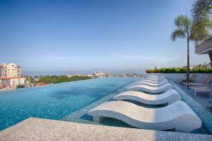 Penthouse 1BR + Rooftop Paradise | Romantic Zone