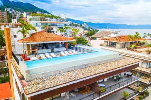 1BR, 2BA Mountain-View Condo at Oceana. Rooftop Pool, Gym in Romantic Zone