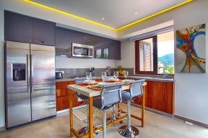 1BR, 2BA Mountain-View Condo at Oceana. Rooftop Pool, Gym in Romantic Zone