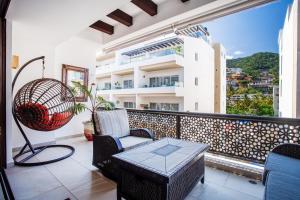 Workspace, Mini-Bar and Rooftop Pool, 2BR Retreat