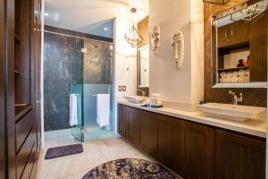 Workspace, Mini-Bar and Rooftop Pool, 2BR Retreat