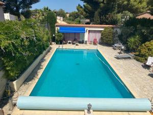 Petite maison dans une propriété