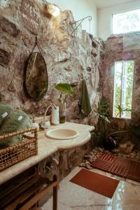 Casa Runa de pedra com vista para o morro da baleia