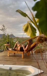 Casa Runa de pedra com vista para o morro da baleia