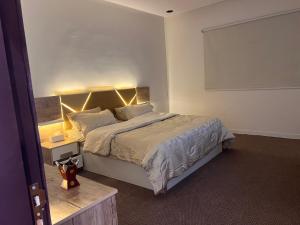 غرفة فندقية مع صالة ومطبخ دخول ذاتي