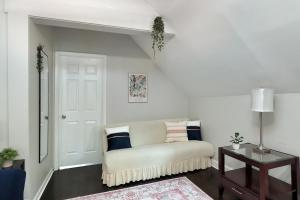 Cute and Spacious Wrigleyville Apt - Private Deck