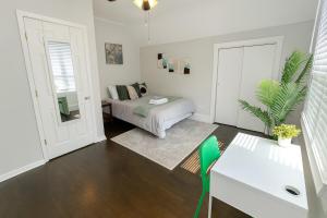 Cute and Spacious Wrigleyville Apt - Private Deck