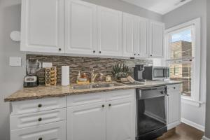 Cute and Spacious Wrigleyville Apt - Private Deck