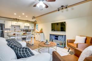 Cozy A-Frame Cabin Steps to Lake Camelot Beach!