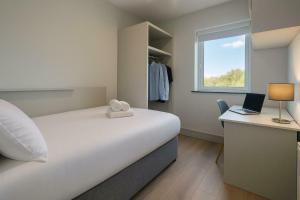 4BDR Home on Dock Rd Near City Centre