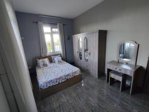 3 Bedroom Apartment with pool & 10 Mins from Beach