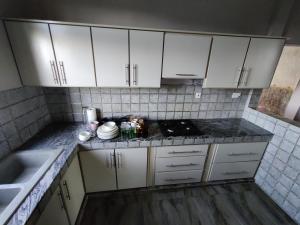 3 Bedroom Apartment with pool & 10 Mins from Beach