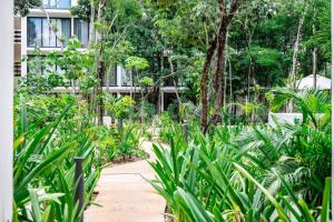 Stylish 1BD Retreat with Swim-Up Pool