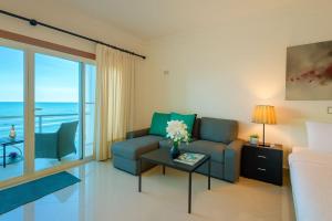 Cozy Beach Front Apt, King Bed.