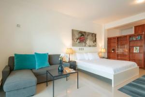 Cozy Beach Front Apt, King Bed.