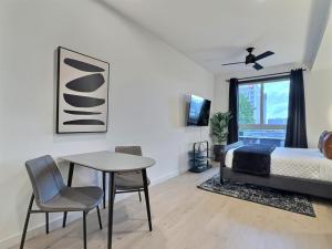 Weekend Base, Walk to Stadium and Great Eats