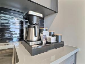 Stylish Studio, Walk to Food, Bars and Baseball