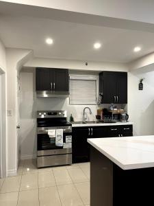 Cozy 2-Bed with Kitchen and Patio in Midtown Toronto