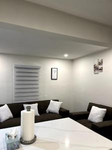 Cozy 2-Bed with Kitchen and Patio in Midtown Toronto