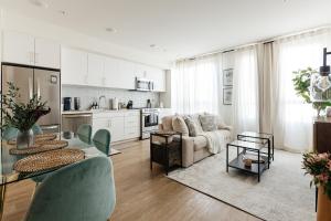 Beautiful 1BR with City Views