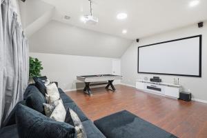 6BD Luxury Retreat w Backyard & Access Golf Course