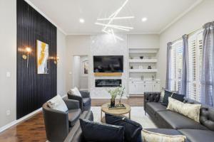 6BD Luxury Retreat w Backyard & Access Golf Course