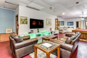4 Mi to Mauch Chunk Lake: Spacious Apt w Bar!