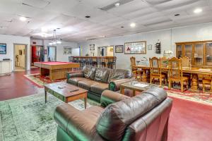 4 Mi to Mauch Chunk Lake: Spacious Apt w Bar!