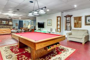 4 Mi to Mauch Chunk Lake: Spacious Apt w Bar!