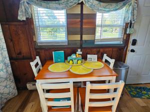 LemonLake-Front Cottage