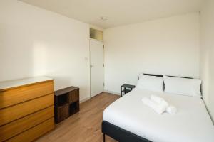 Bethnal Green Haven: Stylish 4-Bedroom Retreat