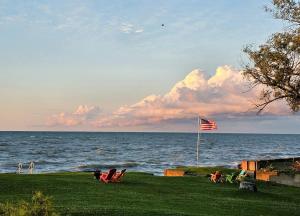 SeaSide Lake-Front Cottage