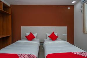 Hotel O Varcity Phi Premium Pavilion ,Above HDFC Bank ,Near Anjaneya Temple Madiwala, Hosur Main r