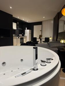 La Suite Miroir - Baignoire balnéo