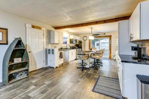 1 Mi to Lake Arbutus: Pet-Friendly Home w Grill