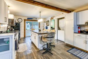 1 Mi to Lake Arbutus: Pet-Friendly Home w Grill