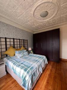 Rustic spacious home to lay back outside the city