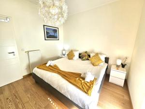 Executive 3BR Flat w Terrace, Parking, Fast Wi-Fi