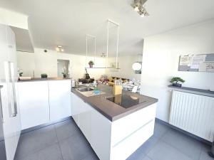 Executive 3BR Flat w Terrace, Parking, Fast Wi-Fi