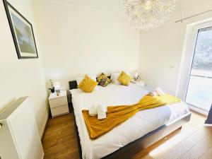 Executive 3BR Flat w Terrace, Parking, Fast Wi-Fi