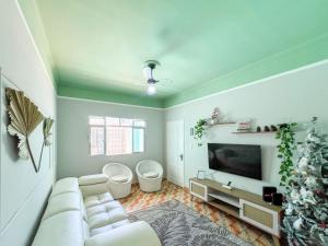 Casa à 300 metros da PRAIA com PISCINA, CHURRASQUEIRA e 2 VAGAS DE GARAGEM!