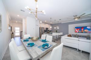 1122LG TOWNHOUSE 4 BEDROOMS & 3 BATHROOMS + POOL