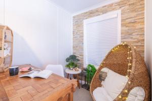 Retreat at Nelson, 2 Hough St - air conditioned, Wi-Fi, Linen and Bed Making