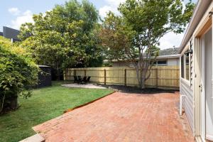 Emmaline Guest Cottage - Art Deco Era Guest Cottage with Off Street Parking