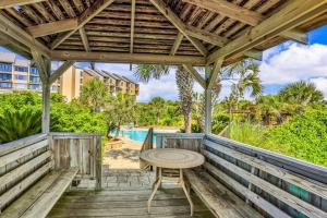 Beautifully updated condo in Amelia Island Plantation with balcony & pool