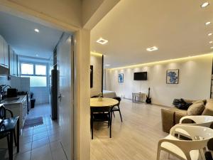 Lindo Studio Pitangueiras Guarujá 1 quadra Praia