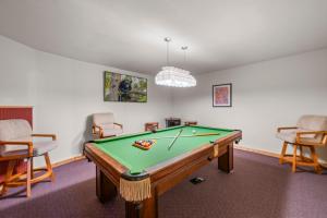 Big Bear Nest at Eagle Mountain - Game Room, Pool Table, Ping Pong, Foosball, Jet Tub, 3 Fireplaces