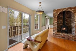 Big Bear Nest at Eagle Mountain - Game Room, Pool Table, Ping Pong, Foosball, Jet Tub, 3 Fireplaces