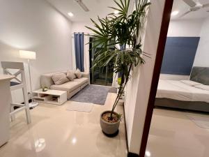 Colombo Skyline Luxury Apartments at Tri-Zen - Pool and Amazing City Views