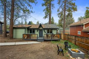 The Hideaway - Near Lake & Village, Hot Tub, Fireplace, AC